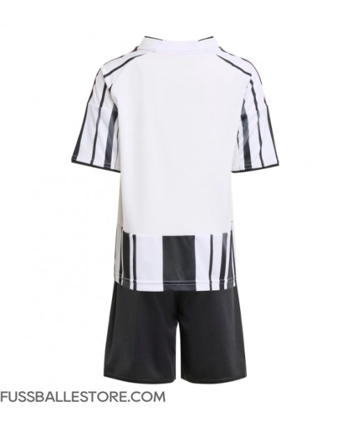 Günstige Juventus Heimtrikotsatz Kinder 2025-26 Kurzarm (+ Kurze Hosen) Günstige Juventus Heimtrikotsatz Kinder 2025-26 Kurzarm (+ Kurze Hosen)